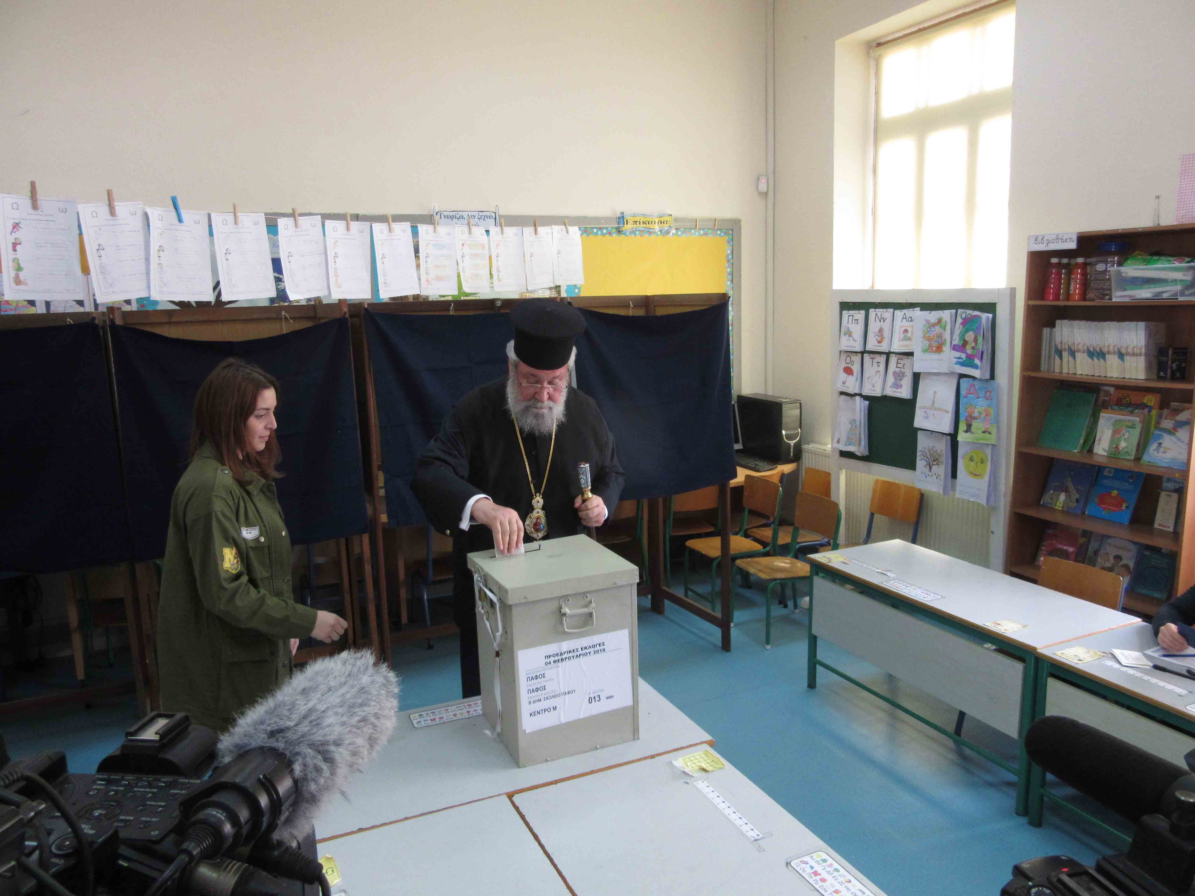 ΑΡΧΙΕΠΙΣΚΟΠΟΣ ΨΗΦΙΖΕΙ